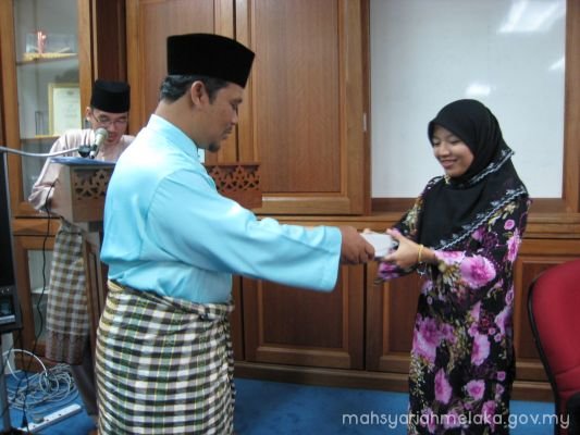 Penyampaian hadiah harijadi kakitangan MSNM