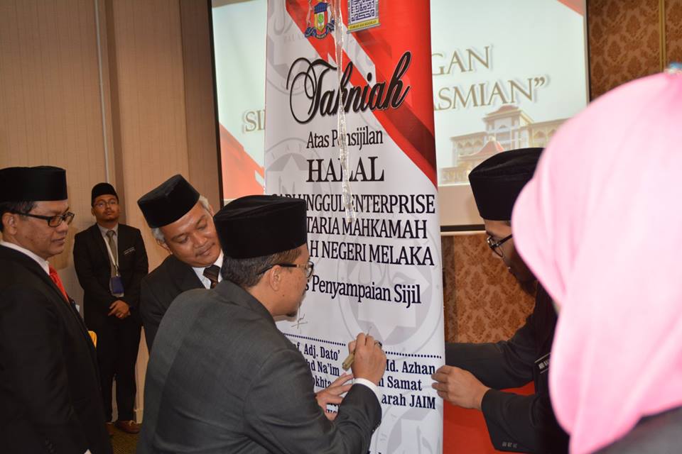 Majlis Penyampaian Sijil Halal Kepada Sari Unggul Enterprise Kafetaria MSNM