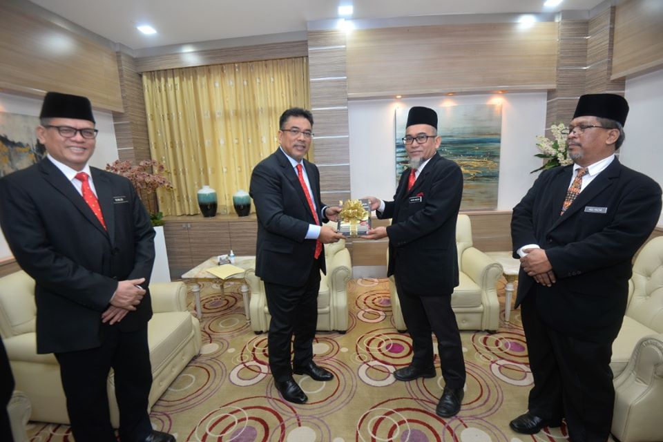 Kunjungan Hormat Ketua Hakim Syarie Dan Pegawai Mahkamah Syariah Negeri Melaka Kepada Ketua Menteri Melaka