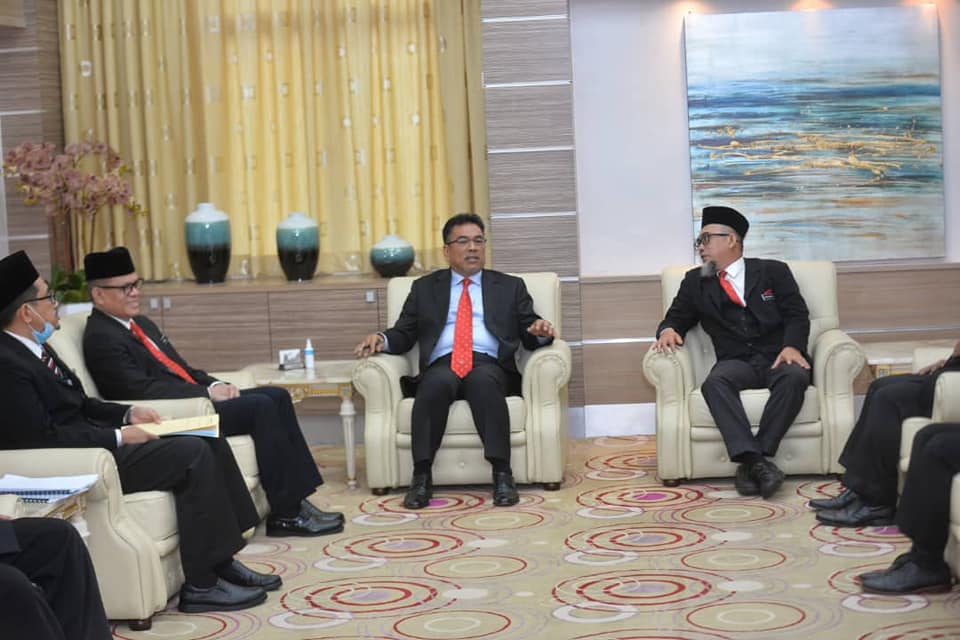 Kunjungan Hormat Ketua Hakim Syarie Dan Pegawai Mahkamah Syariah Negeri Melaka Kepada Ketua Menteri Melaka